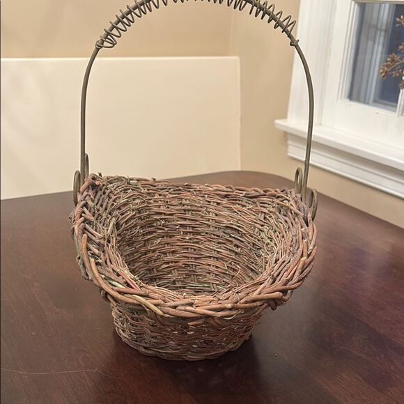 Rustic Woven Basket with metal Handle - Picture 3 of 7